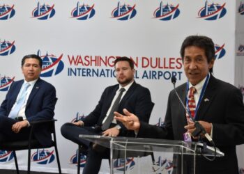 Aeropuerto de Washington busca impulsar trabajo con inmigrantes latinos