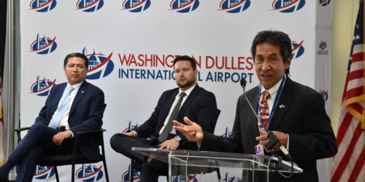 Aeropuerto de Washington busca impulsar trabajo con inmigrantes latinos