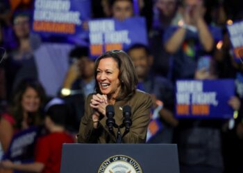 Harris se burla de Trump en evento de recaudación de fondos en Los Ángeles repleto de celebridades