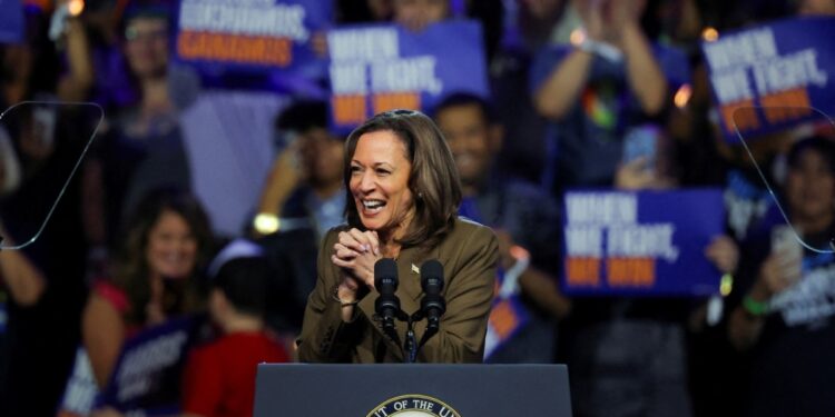 Harris se burla de Trump en evento de recaudación de fondos en Los Ángeles repleto de celebridades