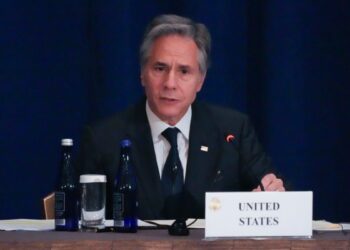 Blinken pide a Maduro dialogar con la oposición venezolana