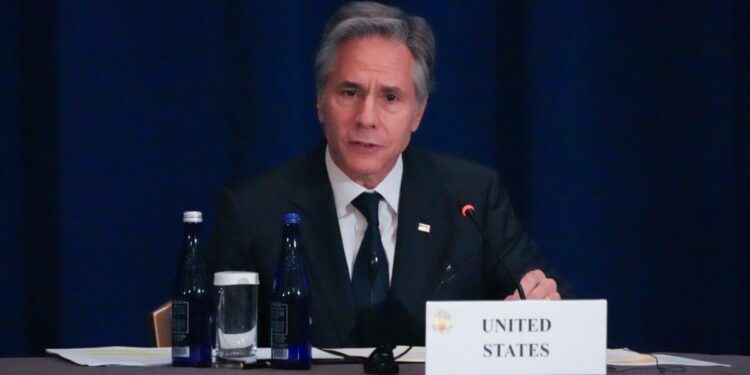 Blinken pide a Maduro dialogar con la oposición venezolana