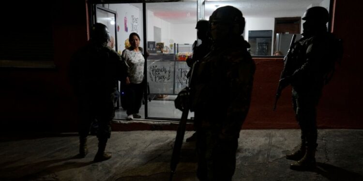 Ecuador enfrenta cortes eléctricos masivos de hasta 14 horas diarias