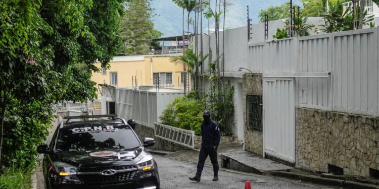 Brasil gestiona salvoconducto de opositores en Embajada de Argentina para que salgan del país