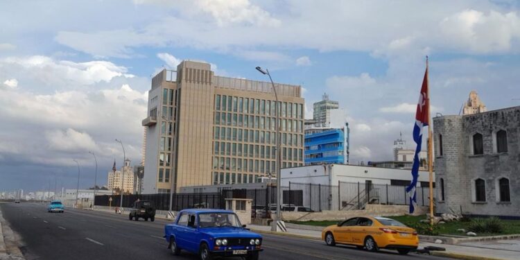 Embajada de EEUU en La Habana ofrece canal de WhatsApp para atender solicitudes