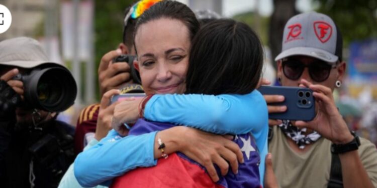María Corina Machado une al país porque abraza a una sociedad muy herida