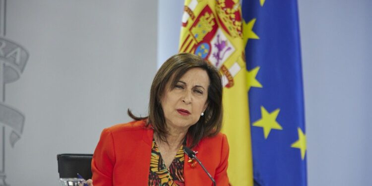 Ministra de Defensa de España califica al régimen de Maduro como una dictadura