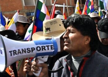 Evo Morales organiza marcha y la abandona tras trifulca; hay más de 20 heridos