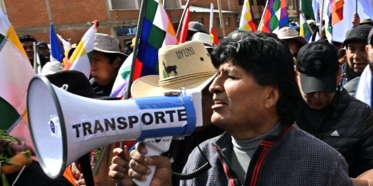 Evo Morales organiza marcha y la abandona tras trifulca; hay más de 20 heridos