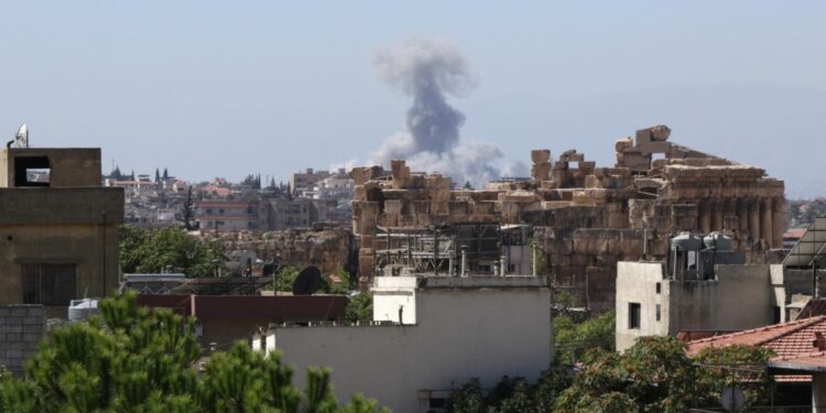 Un ataque israelí mata a 23 trabajadores sirios en Líbano, según medios libaneses