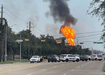 cientos de hogares siguen bajo órdenes de evacuación mientras incendio de oleoducto arde por segundo día