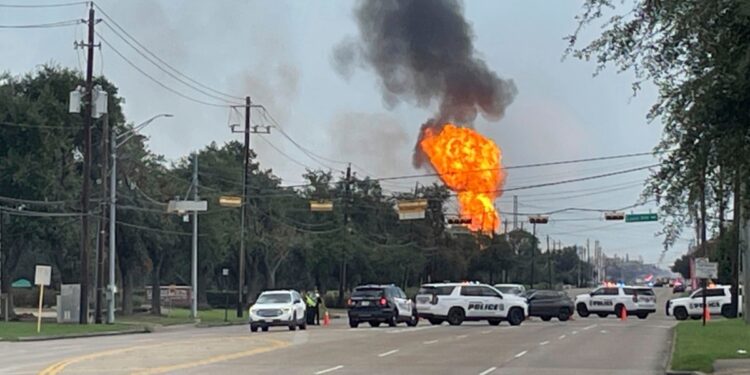 cientos de hogares siguen bajo órdenes de evacuación mientras incendio de oleoducto arde por segundo día