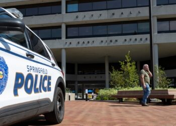 Policía de Ohio protegerá escuelas de Springfield tras revuelo por inmigrantes haitianos