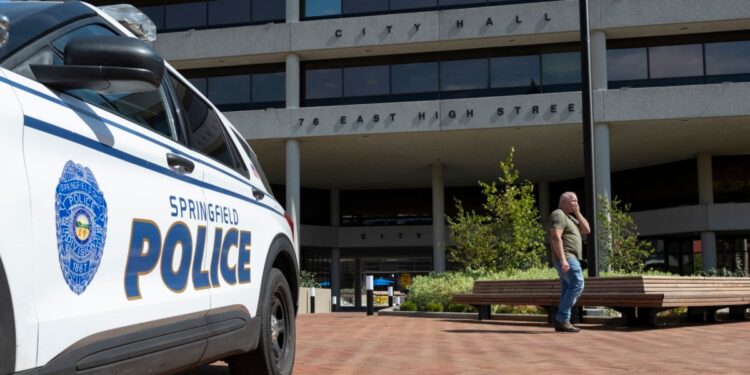 Policía de Ohio protegerá escuelas de Springfield tras revuelo por inmigrantes haitianos