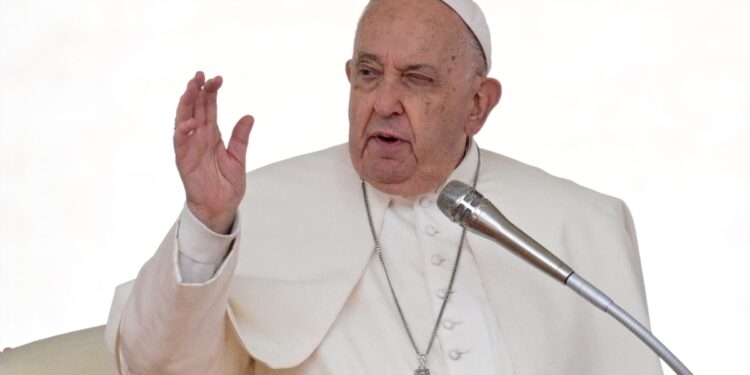 El papa Francisco, recuperado de una gripe, califica de «inaceptables» ataques aéreos en Líbano