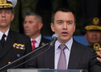 Presidente de Ecuador busca levantar prohibición a bases militares extranjeras