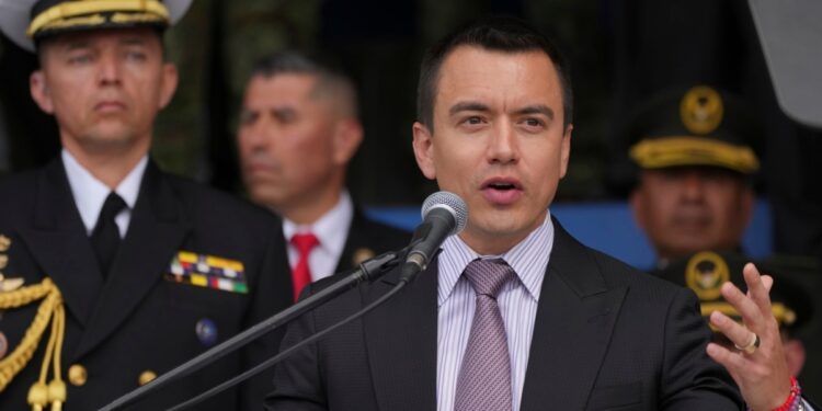 Presidente de Ecuador busca levantar prohibición a bases militares extranjeras