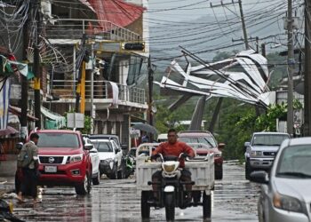 Dos mujeres y un niño mueren en el Pacífico mexicano por paso del huracán John antes de degradarse