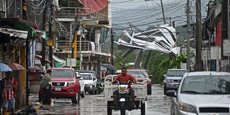 Dos mujeres y un niño mueren en el Pacífico mexicano por paso del huracán John antes de degradarse