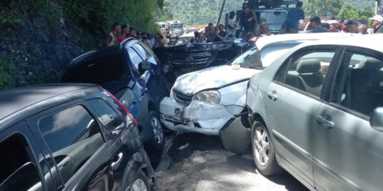 Al menos 15 vehículos involucrados en un megachoque en la ARC (+Fotos)