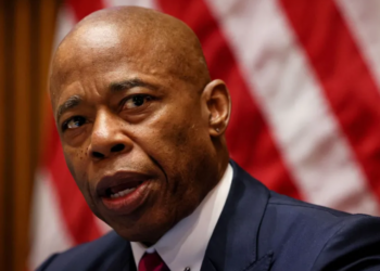 Escándalo en el Ayuntamiento de Nueva York por cargos federales contra el alcalde Eric Adams
