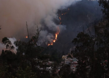 Incendios en Quito dejan dos bomberos heridos y más de cien familias evacuadas