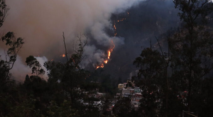 Incendios en Quito dejan dos bomberos heridos y más de cien familias evacuadas