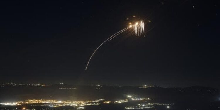 El Ejército israelí detecta unos 45 cohetes lanzados por hezbolá contra Galilea Occidental