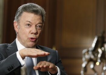 Juan Manuel Santos pide a la comunidad internacional aumentar presión para solucionar crisis en Venezuela