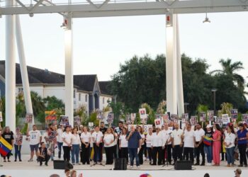 Venezolanos se comprometen a luchar hasta el final contra fraude de Maduro