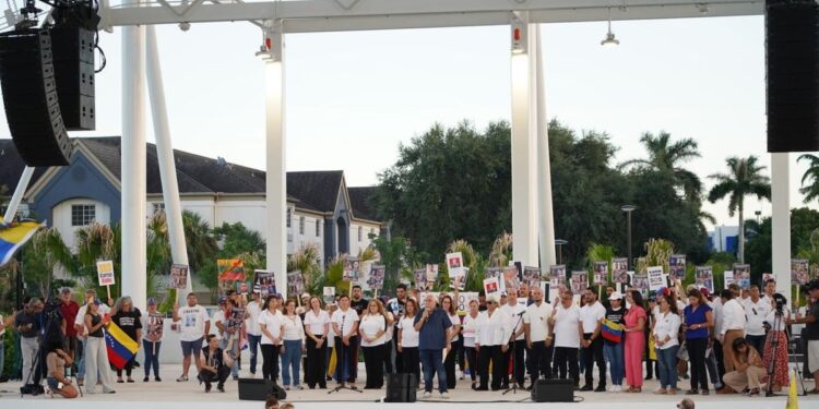 Venezolanos se comprometen a luchar hasta el final contra fraude de Maduro