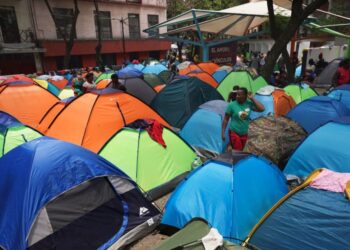 En espera de asilo en EEUU, migrantes improvisan su vida en campamentos en México