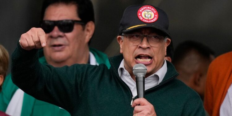 Petro suspende diálogo con el ELN tras ataque al ejército