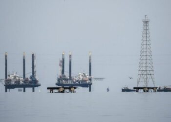 Oposición venezolana pide a Biden suspender licencias petroleras para presionar a Maduro