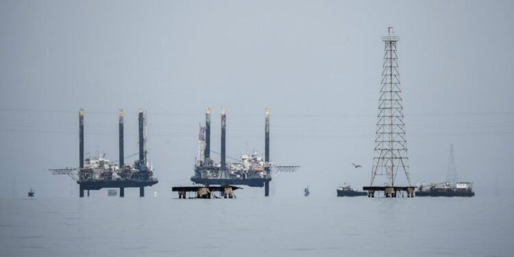 Oposición venezolana pide a Biden suspender licencias petroleras para presionar a Maduro