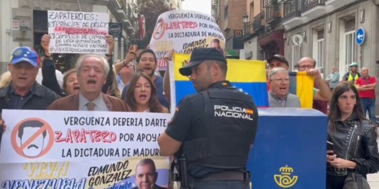 Zapatero alimaña, vergüenza para España, protestan venezolanos contra del expresidente aliado del régimen