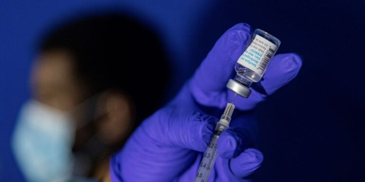 OMS autoriza 1ra vacuna contra viruela símica en África