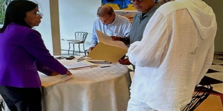 Edmundo González niega que haya sido coaccionado por parte del gobierno de España o del embajador Ramón Santos para su exilio