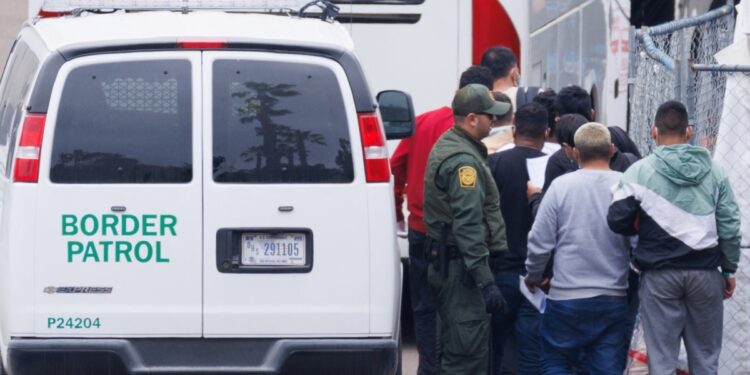 Informes desmienten imagen negativa de los inmigrantes en la campaña electoral y la economía de EEUU