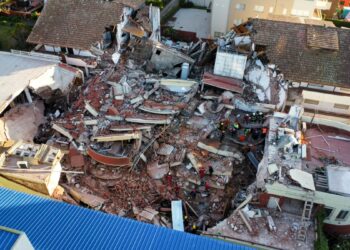 Socorristas buscan a personas atrapadas en hotel derrumbado en Argentina