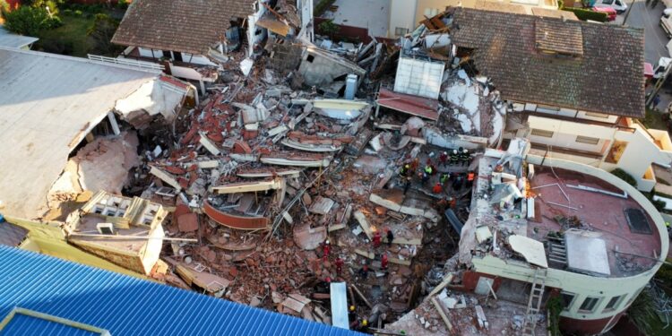 Socorristas buscan a personas atrapadas en hotel derrumbado en Argentina