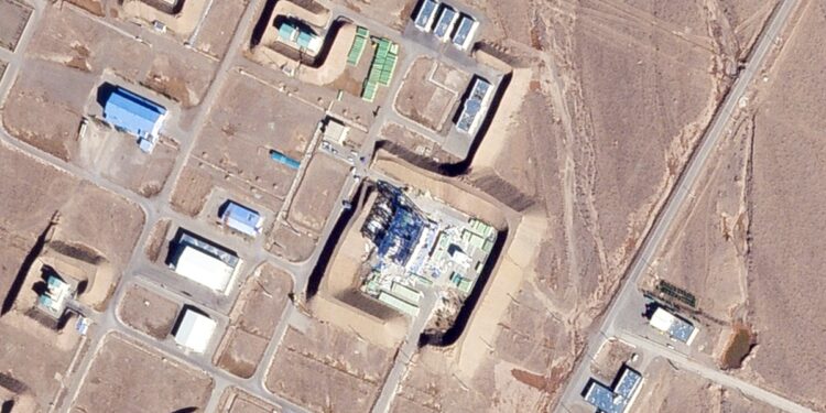 Imágenes satelitales muestran posibles daños en base iraní tras ataque de Israel