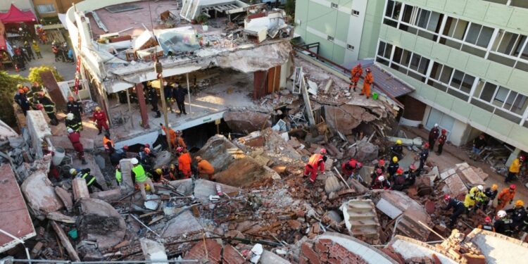 Rescatistas hallan el cuerpo de la exdueña de hotel derrumbado en Argentina; buscan más personas