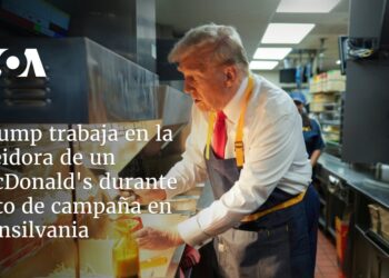 Trump trabaja en la freidora de un McDonald’s durante acto de campaña en Pensilvania