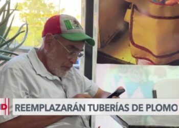 Latinos en Chicago celebran decisión federal sobre tuberías de plomo