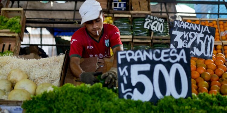 «Ajustar lo que se pueda». Pese a desaceleración, argentinos aún sufren embates de alta inflación