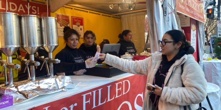 Latinas en EEUU podrían perder 1,3 millones de dólares en 40 años por brecha salarial