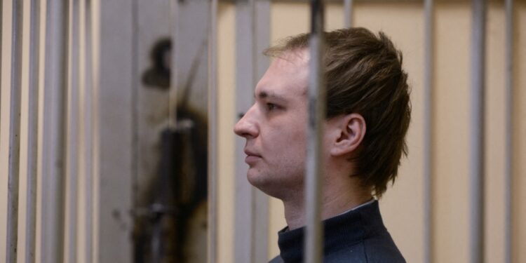 Un estadounidense de 72 años fue condenado el lunes a casi siete años de prisión en una corte rusa por combatir como mercenario en Ucrania