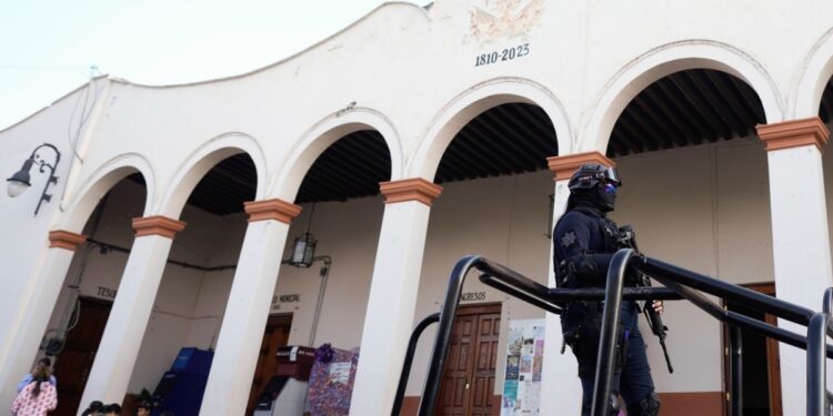 Asesinan a balazos a funcionaria de seguridad y un exalcalde en el occidente de México