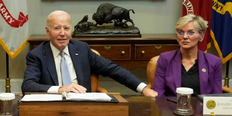 Huracanes consecutivos redefinen la recta final de la campaña electoral 2024